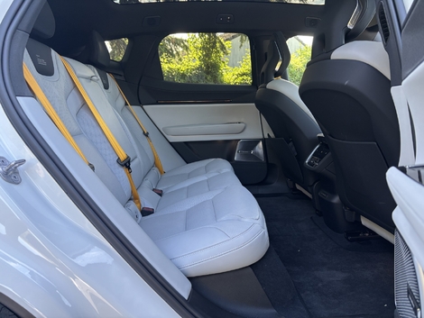 L'espace aux jambes est royal et la banquette creusée, y compris au milieu. Dommage que le dossier y soit dur. Les ceintures jaunes sont incluses dans le pack Performance.