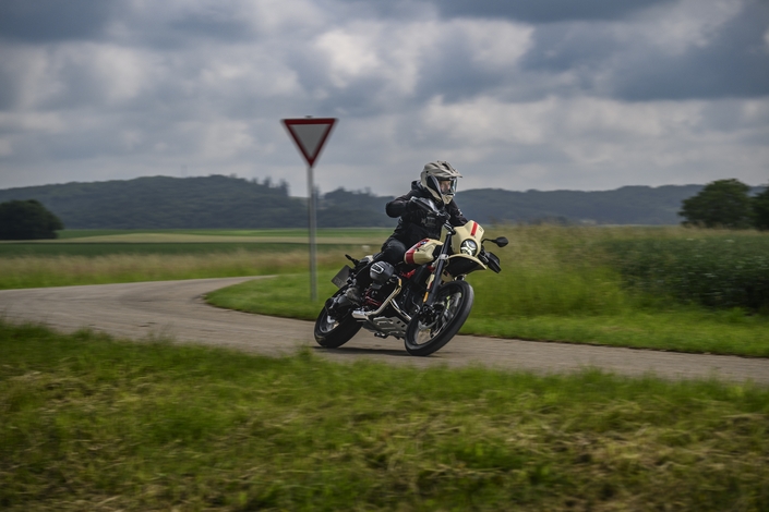 Comment faire simple, quand on peut faire cher ? La réponse avec la BMW R12 G/S