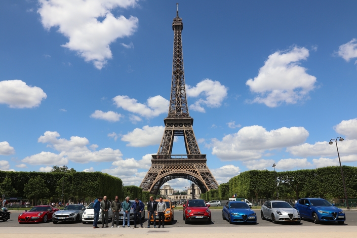 Les neuf autos du road trip au pied de la Tour Eiffel avant le départ. Retour prévu : 8 jours et plus de 3000 kilomètres plus tard.