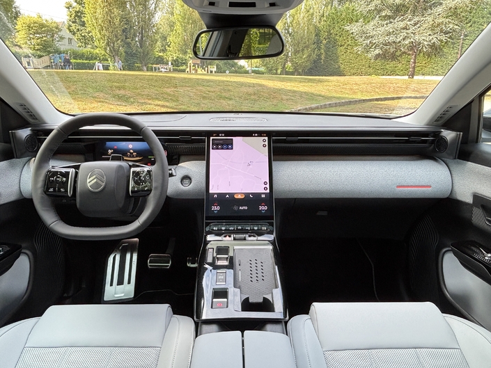 La présentation du nouveau Citroën C5 Aircross est au goût du jour. Dommage que la qualité des plastiques soit décevante.