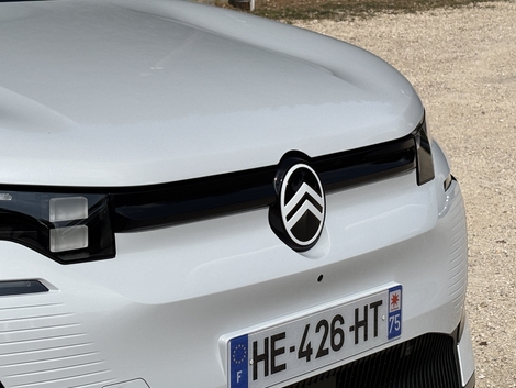 Le nouveau logo et les optiques rectangulaires sont quelque unes des particularités du nouveau SUV de Citroën.