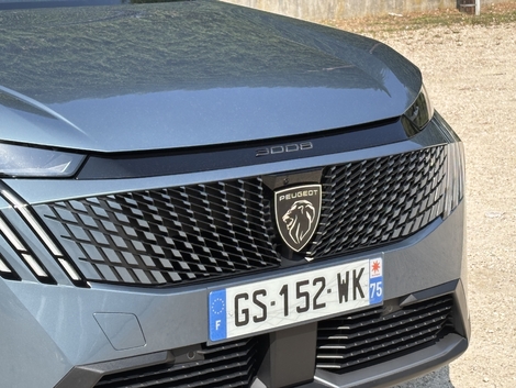 La calandre est immense et reprend la couleur de la carrosserie.