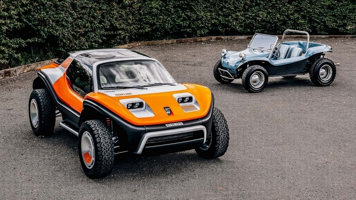 Le LFG à côté du buggy original de Meyers Manx. La mécanique n'a plus rien à voir...