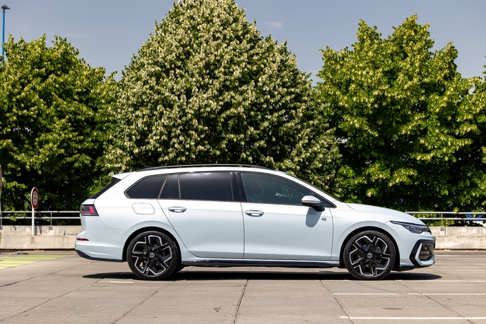 La Volkswagen Golf SW et la Toyota Corolla Touring Sports se battent pour le titre de meilleur break compact