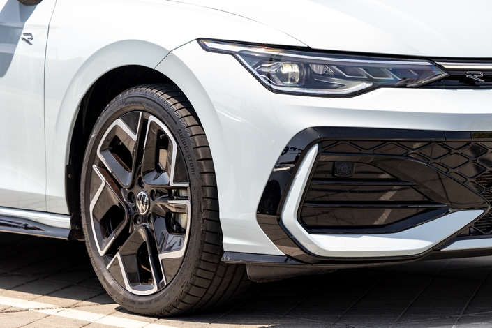 Chez Volkswagen, la liste des options est longue comme un jour sans pain. Elle comprend, notamment, ces jantes York de 18", facturées 570 €.