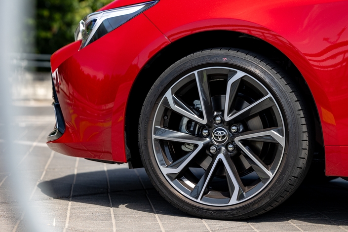 La Volkswagen Golf SW et la Toyota Corolla Touring Sports se battent pour le titre de meilleur break compact