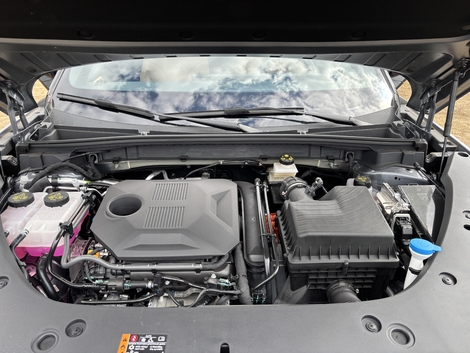 Chez MG, le moteur thermique sert majoritairement de générateur. Il alimente une batterie qui à son tour moteur électrique. La puissance totale est de 224 ch.