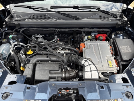 Chez Dacia Le moteur est couplé à deux machines électriques et à une boîte de vitesses à crabots sans embrayage et à une petite batterie. La puissance totale atteint 155 ch.