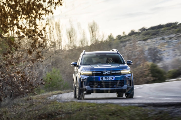 L'hybridation de Dacia est efficace en matière de consommations. Malheureusement sa transmission pénalise l'agrément de conduite.