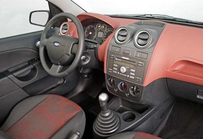 La Ford Fiesta IV se signale par un tableau de bord bien fabriqué et ergonomique. On n'en demande pas davantage !