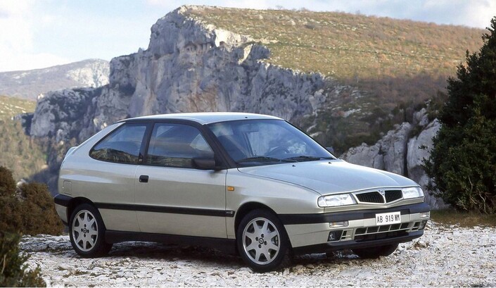 Elégante, la Lancia Delta II, apparue en 1993, attend fin 1995 pour se décliner en 3-portes, carrosserie qui renforce son identité. Le moteur 1,8 l 131 ch remplace le 2,0 l 139 ch en 1996.