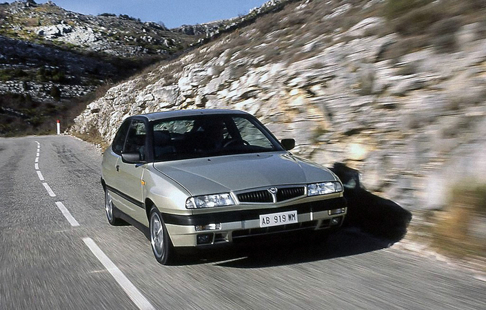 Dynamiquement, la Lancia Delta 1.8 VVT se montre plus vive que sa rivale, et son moteur offre de meilleures prestations. Ici en 1996.