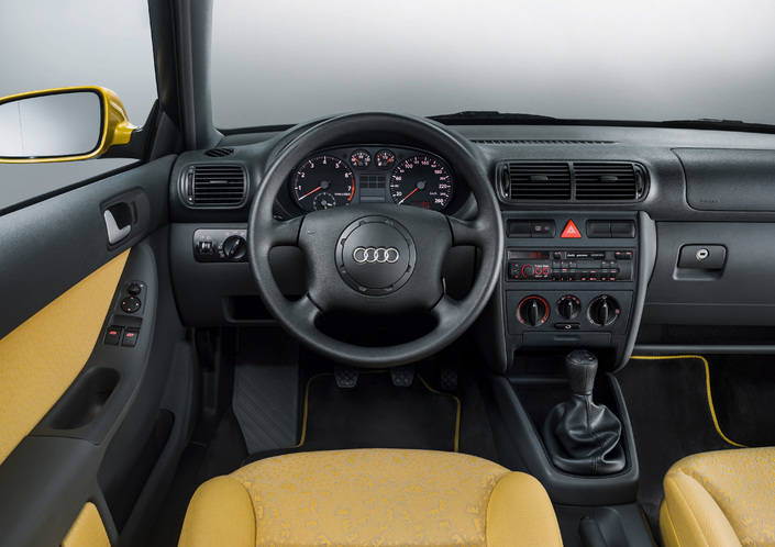 Dès 1996, le tableau de bord de l'Audi A3 faisait référence par son design et sa finition remarquable. Aujourd'hui encore, il séduit, d'autant que son ergonomie est soignée. Il contient par ailleurs un airbag passager de série.