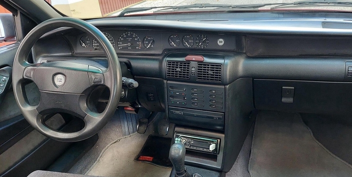 Planche de bord plutôt raffinée pour la Lancia Delta 1.8, ici en 1997, mais l'autoradio s'implante trop bas et il n'y a pas d'airbag passager.