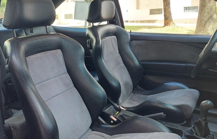 Superbes baquets Recardo mêlant cuir et Alcantara (matériau qui à tendance à présenter un aspect râpé) dans la Delta 1.8, ici en 1997. L'ambiance est sympa mais la finition, certes convenable, ne vaut pas celle de l'A3.