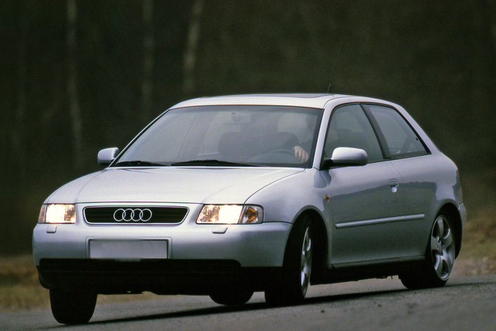 Il faut y aller comme un forcené pour mettre l'Audi A3 dans cette posture, tant son comportement est stable, voire ennuyeux. Surtout que l'ESP est de série dès 2000.