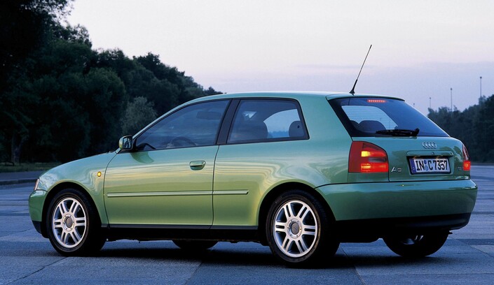 La poupe de l'Audi A3 8L, avec son léger décroché, se veut rassurante et élégante.