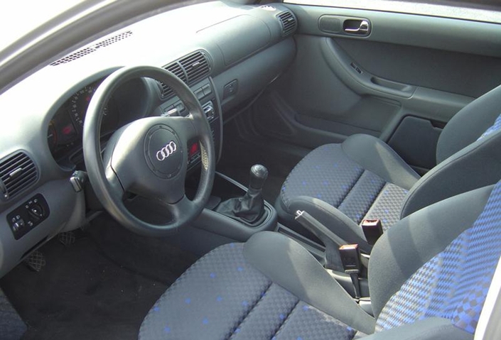 Très belle finition à bord de l'Audi A3, ici dotée des sièges sport en 1999. Mais l'ambiance n'est guère joyeuse.