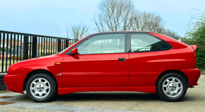 La lunette arrière très inclinée donne un peu de dynamisme à la ligne de la Lancia Delta II, ici en 1998 après sa dernière mise à jour apportant des boucliers intégralement peints.