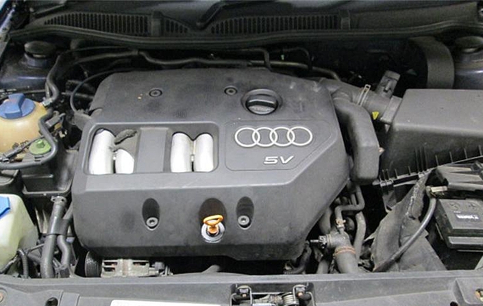 Le moteur 1,8 l de l'Audi A3, coiffé d'une originale culasse à 20 soupapes, se révèle très fiable. Ici en 1997.