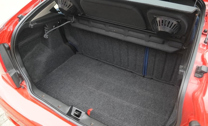 Cubant 320 l, le coffre de la Lancia Delta II est moins grand que celui de l'Audi A3 8L et ses formes sont moins planes.