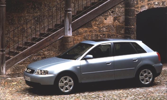 En 2000, l'Audi A3 est légèment remaniée, arborant de nouveaux projecteurs circulaires derrière leur glace lisse.