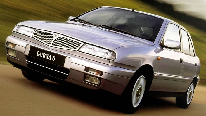 En 1999, la clim devient de série sur la Lancia Delta 1.8, qui n'existe d'ailleurs plus qu'en 131 ch. Mais la fin est proche.