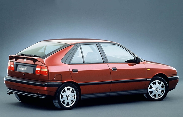 Dès 1993, la Lancia Delta II s'est déclinée en 5 portes, ce qui ne l'a pas forcément servie tant on retrouve les portières de la berline Dedra...