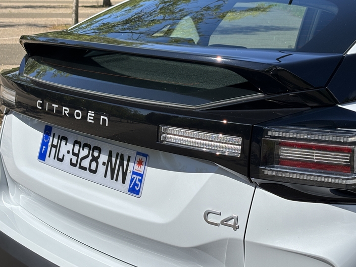 Que vaut la Citroën C4 hybride 110 ch, la moins chère du catalogue ?