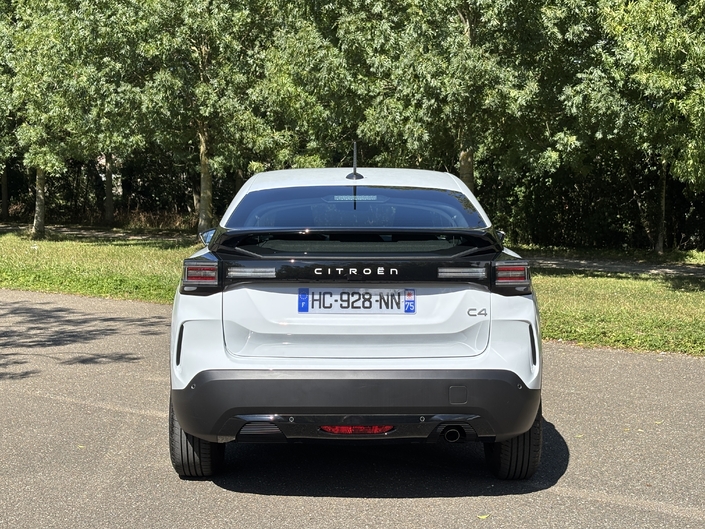 Que vaut la Citroën C4 hybride 110 ch, la moins chère du catalogue ?