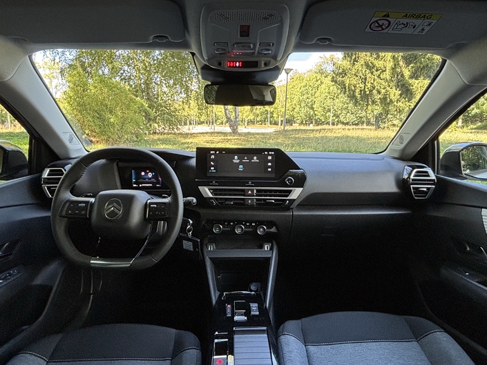 Pas de fantaisie à bord de cette C4 avec une ambiance très sombre.