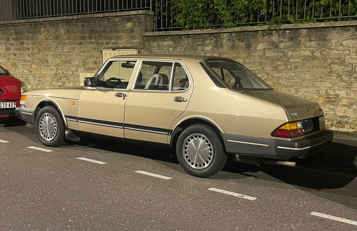 Superbe, cette Saab 900 berline de première génération dans cette teinte champagne métallisé.