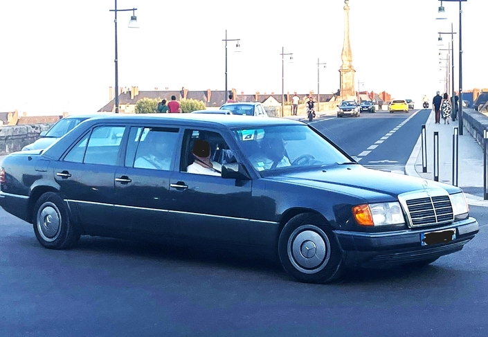 Une Mercedes W124 à 6 portes. Oui, l'un des membres de la rédaction a déjà cherché un tel engin sur les sites d'annonces pour sa famille nombreuse. Avant de renoncer faute de bonne proposition…