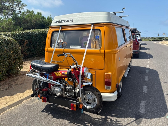 Croisé sur la côte atlantique, comme de nombreux Volkswagen Combi T2 d'ailleurs, ce modèle Westfalia a la particularité d'emmener sur son dos un petit copain bien pratique pour les petits trajets à destination…