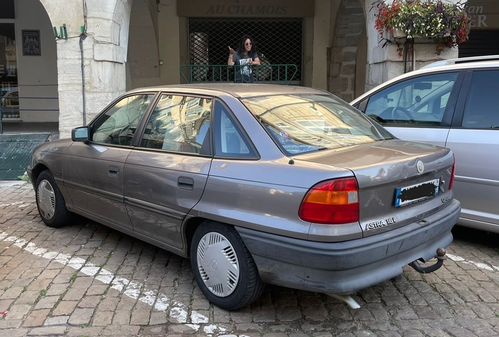 Comptant quatre portes et six glaces latérales, l'Opel Astra tricorps est, par définition, une limousine… ce modèle en bel état méritait bien une petite photo, même si on a le droit de trouver sa ligne inélégante…