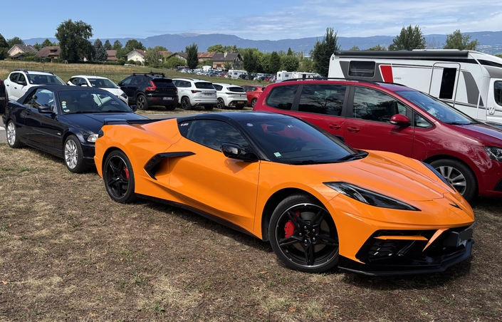 Une Corvette C8, juste devant un cabriolet de la rédaction…