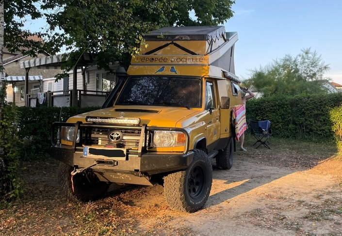 Surélevé, bien chaussé et surprotégé, ce Toyota Land Cruiser est parfaitement préparé pour affronter les pires situations.