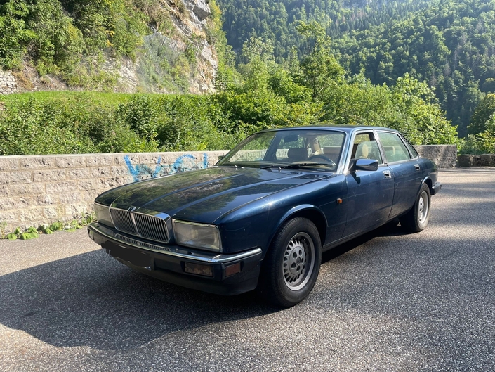 Toujours aussi élégante malgré le temps qui passe, la Jaguar XJ40… surtout dans cette configuration !