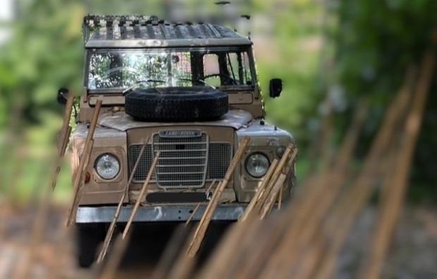Un Land Rover Defender dans l'attente de reprendre son tour du monde…