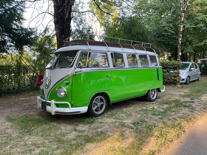 Comment ne pas craquer devant ce Volkswagen Combi T1, rutilant et customisé soigneusement avec, entre autres, une immense galerie ?