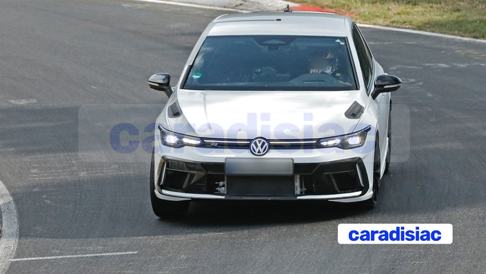 Pour ces essais menés à fond de train sur le NÜrburgring, Volkswagen fait confiance à son pilote d’essai Benny Leuchter. Celui-ci au volant de cette Volkswagen Golf R un peu spéciale met tout son talent pour analyser avec finesse les faiblesses et les qualités de ce prototype.