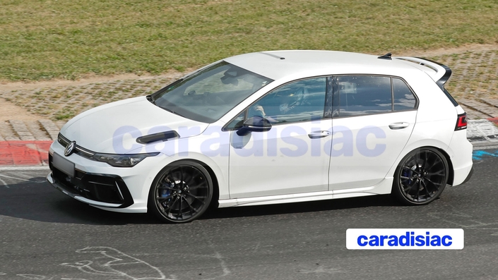 En prenant comme base une Volkswagen Golf R de 333 ch et en lui donnant un peu plus de puissance on peut disposer d’une Golf R de 350 ch qui pourrait animer la gamme de la célèbre compacte de Wolfsburg à partir de 2026.