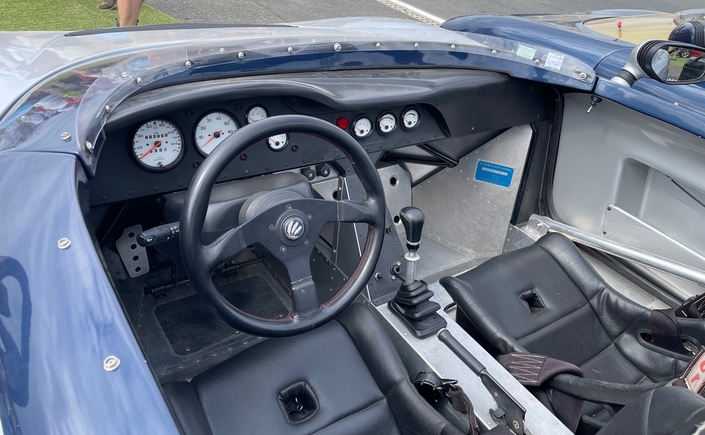 Deux baquets, de l'alu, quelques cadrans, un volant. Que demander de plus ? La Barquette Hommell donne envie de rouler et rouler encore dans le vent.