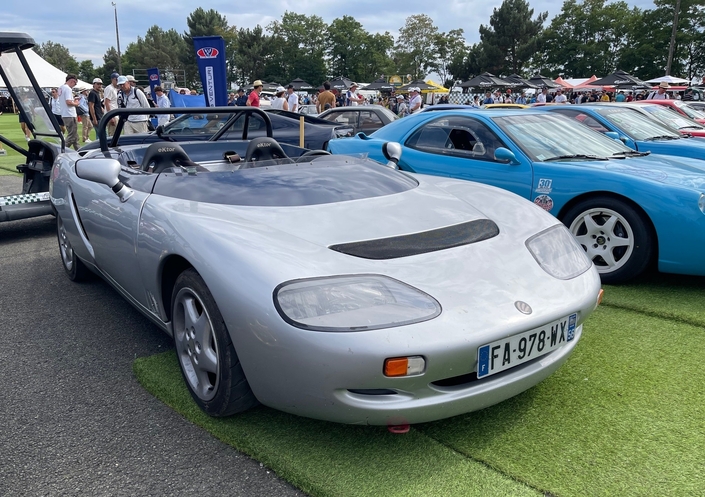 La Barquette Hommell était initialement vendue en livrée bleue et blanche, en référence aux modèles de course de Matra. Notez les rétroviseurs de Citroën CX et les projecteurs de XM...