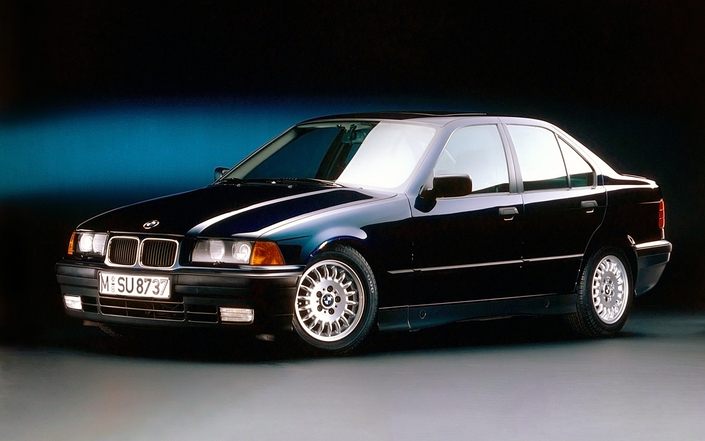 A sa sortie fin 1990, la BMW Série 3 E36 étonne par son look en rupture avec les habitudes passées de la marque. Mais le double rognon et le pli Hofmeister demeurent !
