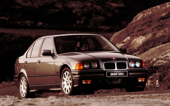 En 1993, la BMW Série 3 bénéficie d'améliorations, visibles notamment du côté des boucliers partiellement peints.