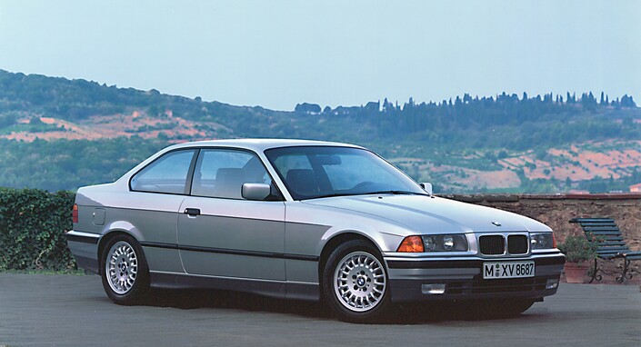 Dès 1992, la BMW Série 3 E36 se décline en un coupé à la carrosserie spécifique, ici en 325i. La Série 3 E30 n'avait pas droit à un tel raffinement.