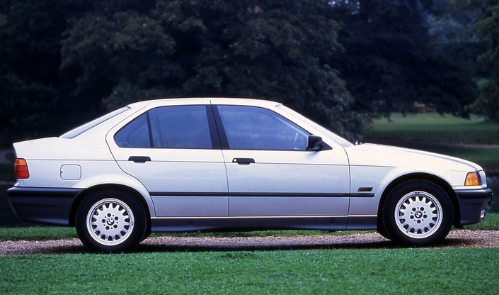 D'une ligne très fluide et fine, la BMW Série 3 E36 bénéficie d'un Cx de 0.29 en version 318i. Mais la 325i grimpe à 0.32.