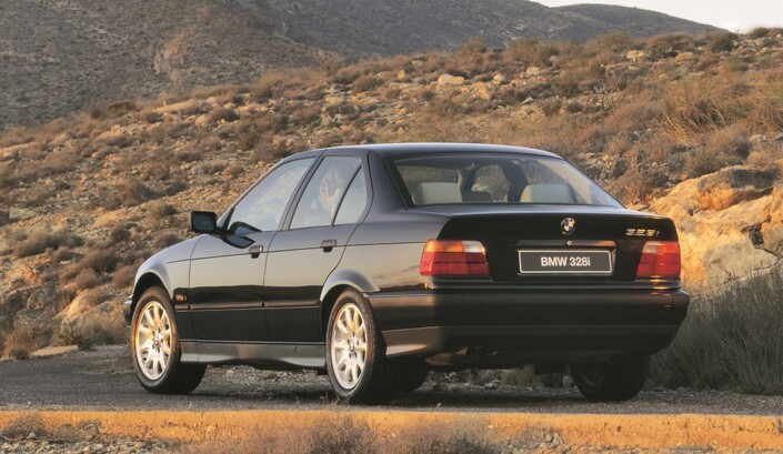 Fin 1994, autre salve d'évolutions pour la BMW Série 3 E36, qui adopte un 2,8 l en remplacement du 2,5 l. La 325i est donc remplacée par la 328i.