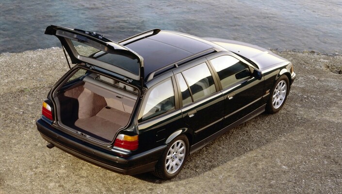 Fin 1994, la BMW Série 3 E36 bénéficie d'une très stylée version Touring, un break pratique mais pas tellement spacieux.